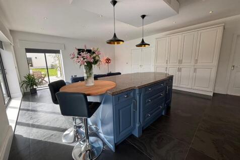 Kitchen 2.jpeg
