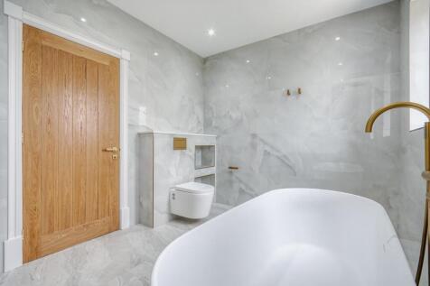 Family Bathroom 2