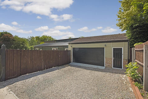 Garage &amp; Annexe