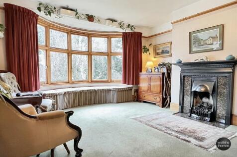 sitting room/bed 1
