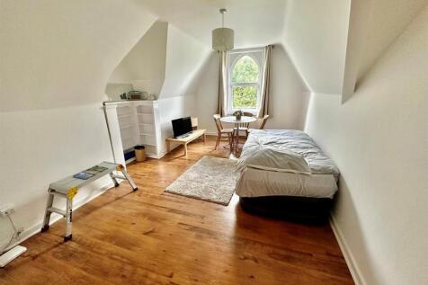 Bedroom 1.jpg