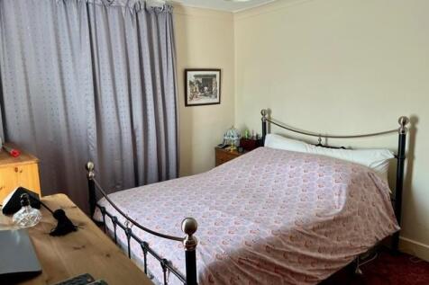 Bedroom 1a.jpg