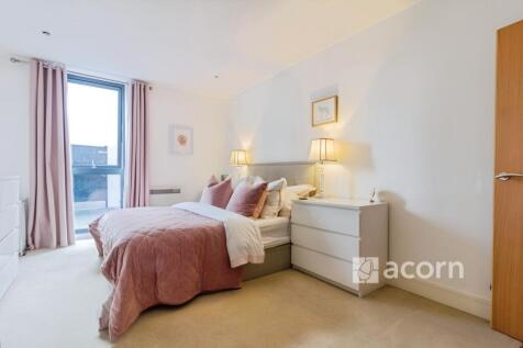 Master Bedroom (2)