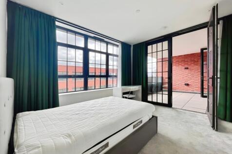 Master Bedroom (2)
