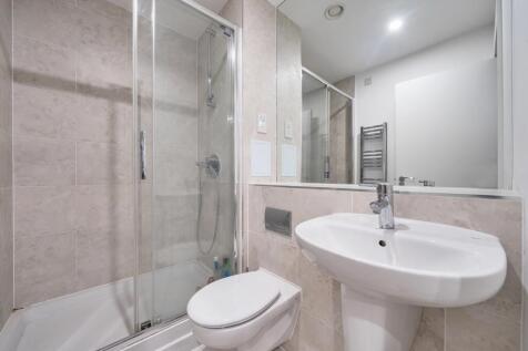 Ensuite (Bathroom 2)