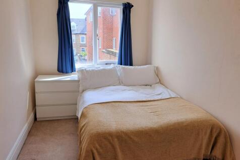 Double bedroom to...