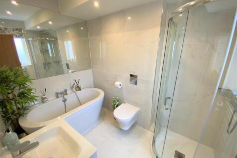 bed1ensuite.JPG
