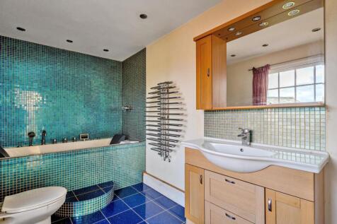 ensuite1.JPG