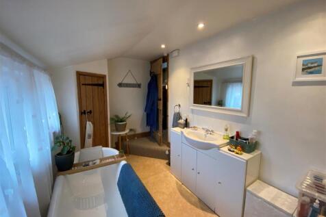 Bathroom..jpg