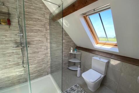 Bed 1 ensuite..jpg