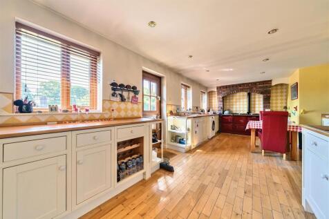 Kitchen 2.jpg