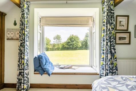 bed1window.jpg