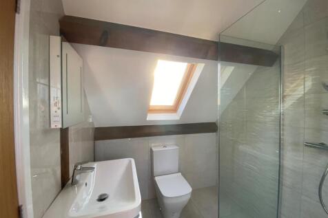 Bed 1 ensuite.jpg