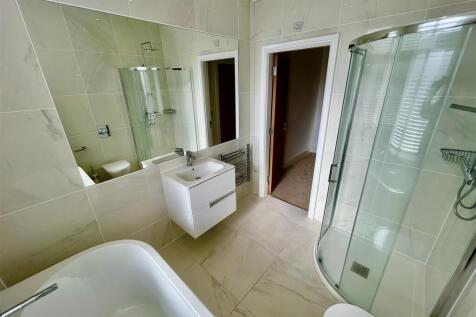 ensuite1.JPG