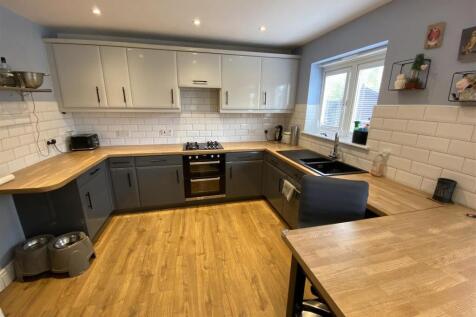 Kitchen / Breakfast Area