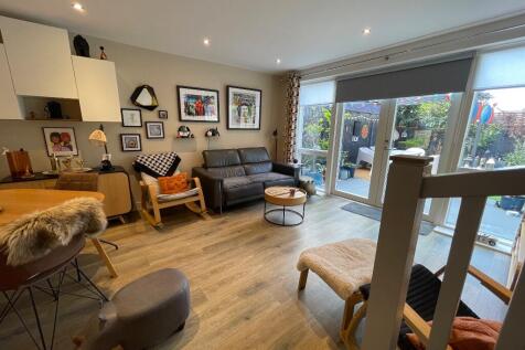 LIVING ROOM AREA