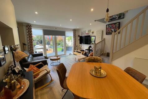 LIVING ROOM/DINER