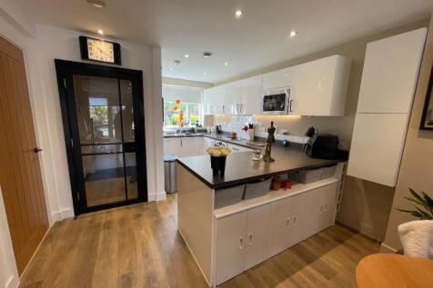 KITCHEN W/ B BAR