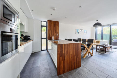 Kitchen/Dining Area