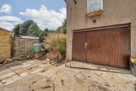 Outbuilding &amp; Garden