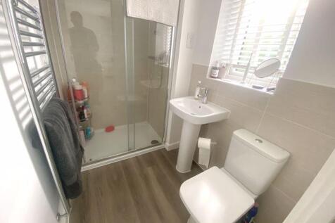 En-suite to Bedroom 1