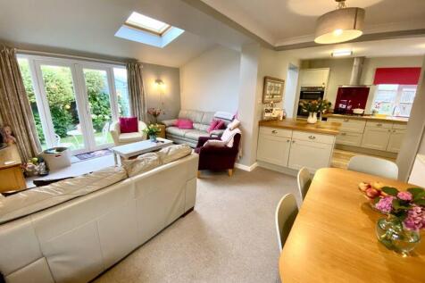 Sitting and Dining Areas