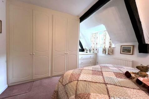 bed 1 wardrobe.jpg