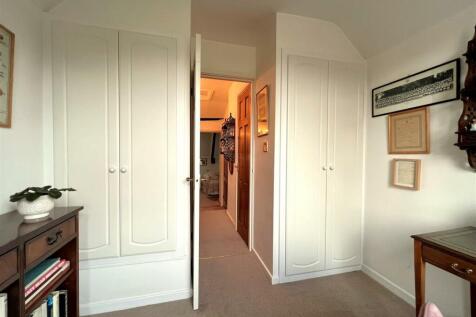 bed two wardrobes.jpg