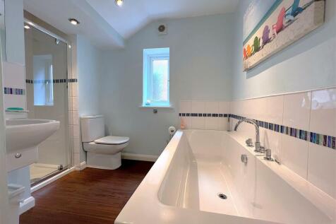 bathroom 1.jpg
