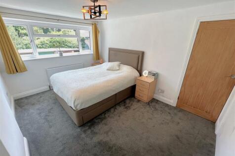Bed 1.jpg