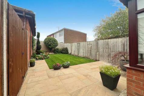 4e0213c3-rear 20garden 201.jpg