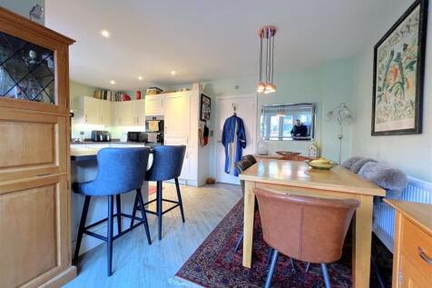 dining tro kitchen.jpg