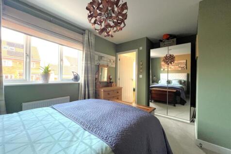 bed 2 towards ensuite.jpg