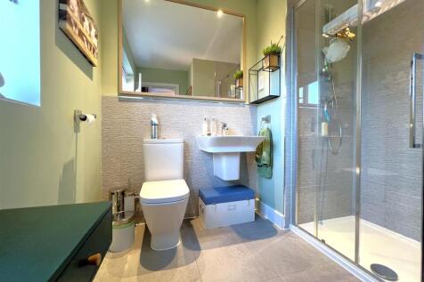 bed 2 ensuite.jpg