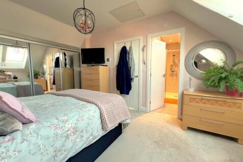 bed 1 ensuite 1.jpg