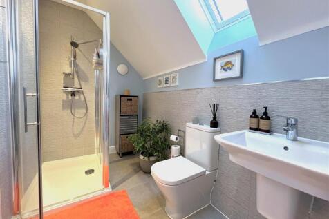 bed 1 ensuite.jpg