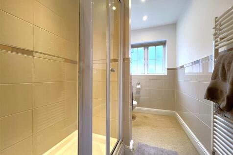 bed 1 ensuite.jpg