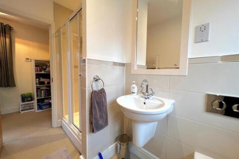 ensuite bed 1.jpg