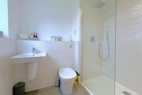 bed 1 ensuite lights.jpg
