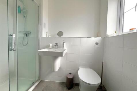 bed 2 ensuite.jpg