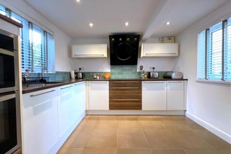 MODERN FITTED KITCHEN