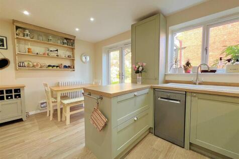 kitchen dining.jpg