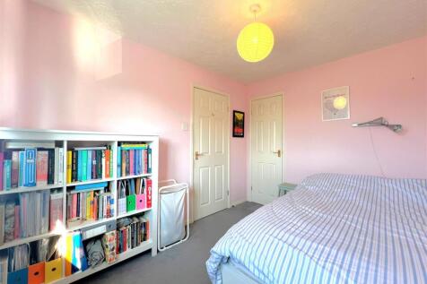bed 2 wardrobe.jpg