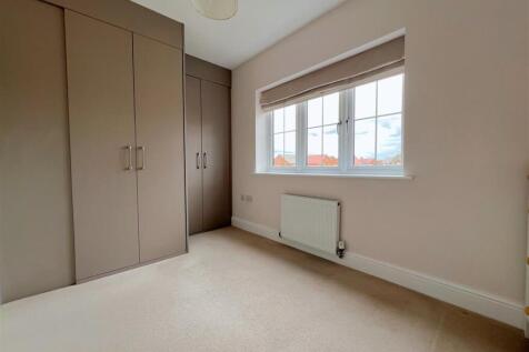 bed 2 wardrobes.jpg