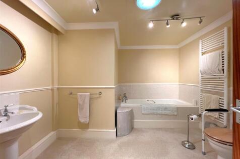 bathroom 1.jpg