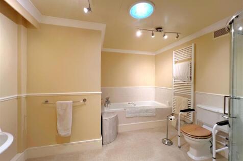 bathroom 2.jpg
