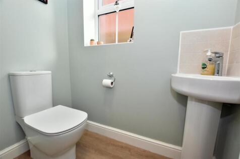 Cloakroom WC.JPG