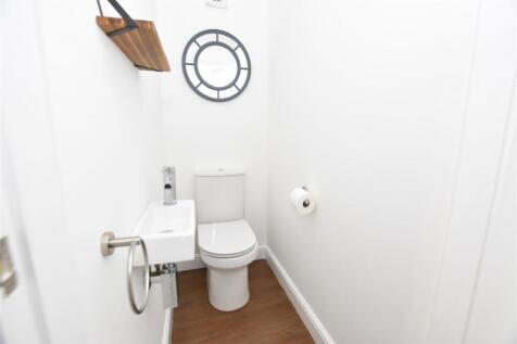 Cloakroom WC.JPG