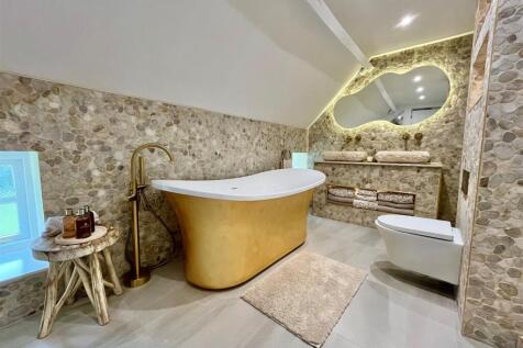 En Suite Bathroom - image one.jpg