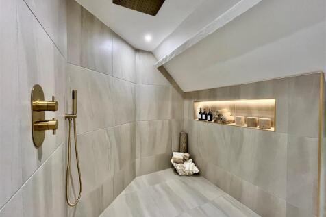 En Suite Bathroom - image three.jpg